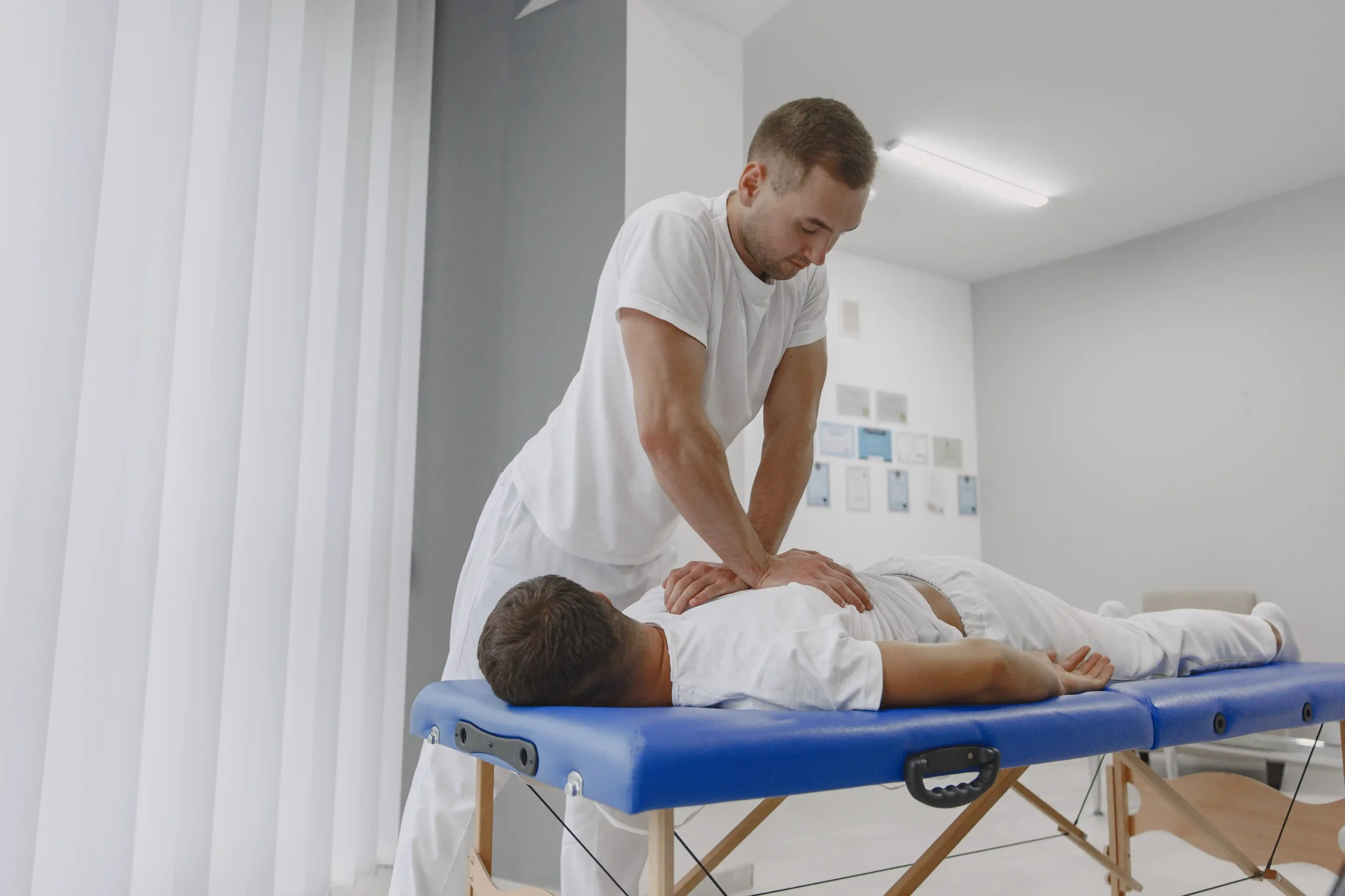 Osteopath vs Chiropractor: Understanding the Key Differences 3 Osteopathy vs Chiropractic: Which is Better for You?